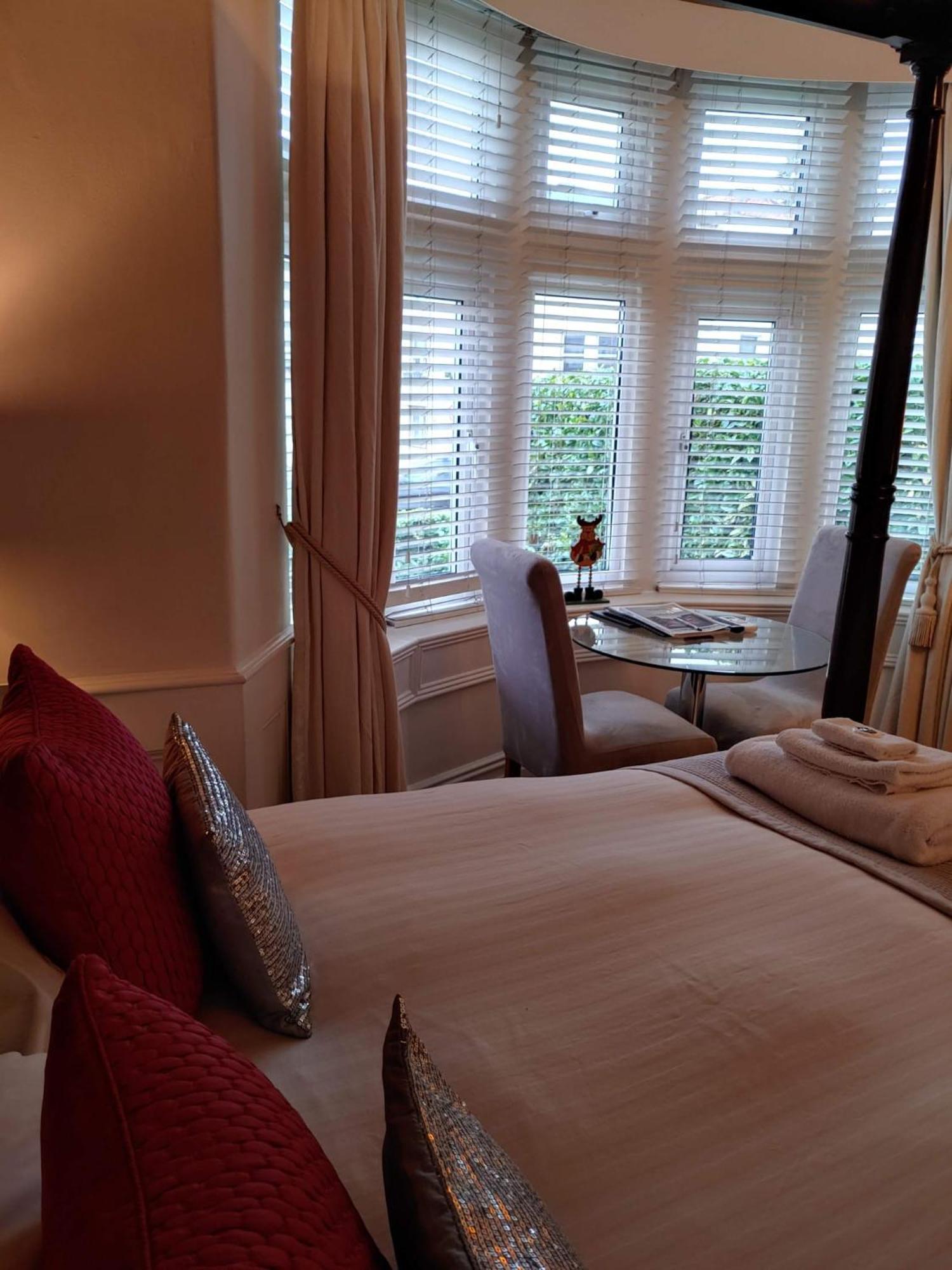 The Bath House Boutique B&B - IN-ROOM Breakfast - FREE parking Extérieur photo